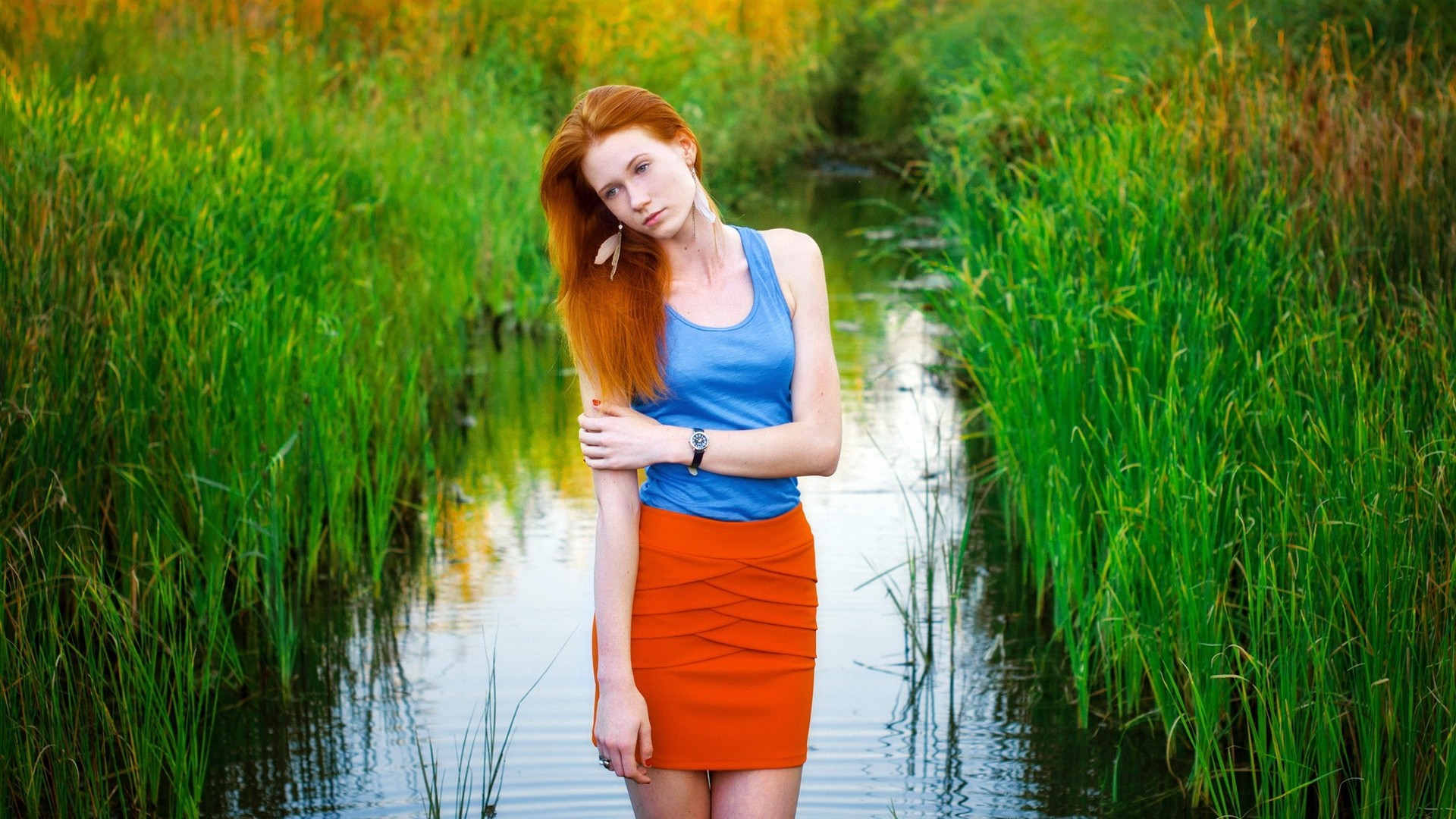 Сочинение рыжая на озере. Рыжие девушки на природе. Рыжая девушка на реке. Рыжая девушка в летнем платье. Рыжая девушка на озере.