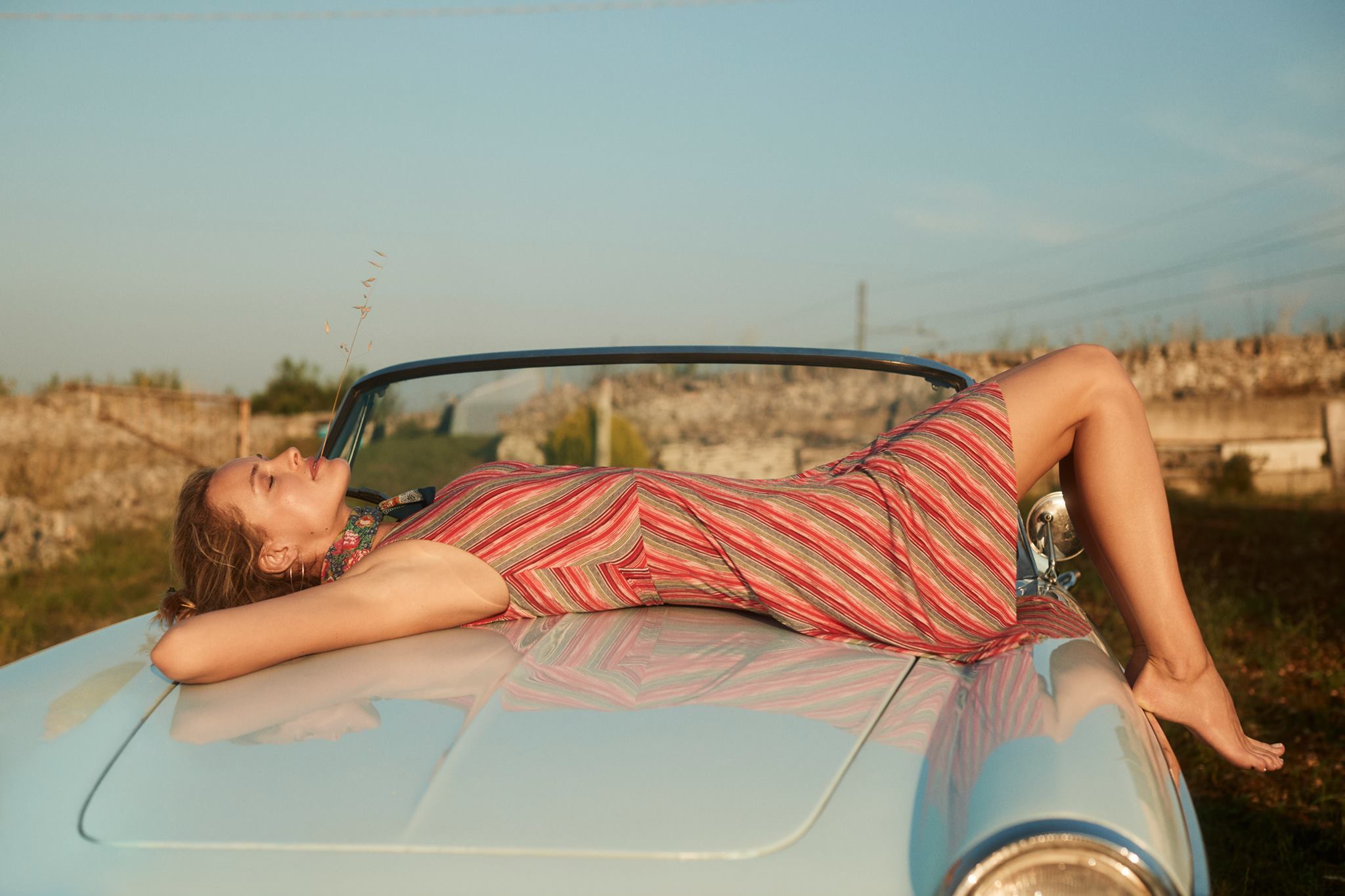 Похожим на женский капот. Девушка лежит на машине. Лежит на капоте. Девушка лежит на капоте. Девушка на капоте автомобиля.